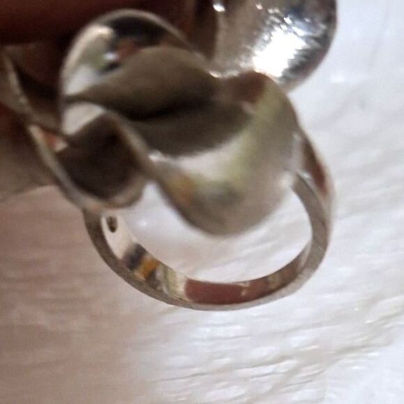 A Women's Premier Designs Silver Tone Floral Ring Elegant High Relief Rhinestone - Picture 5 of 6